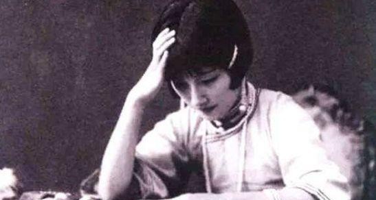 陆小曼豪门之女,娘家婆家都有钱,为何徐志摩死后,却穷困潦倒?