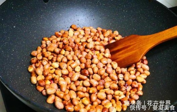炒花生米直接下锅教你一个小窍门,油炸花生香脆不烧焦