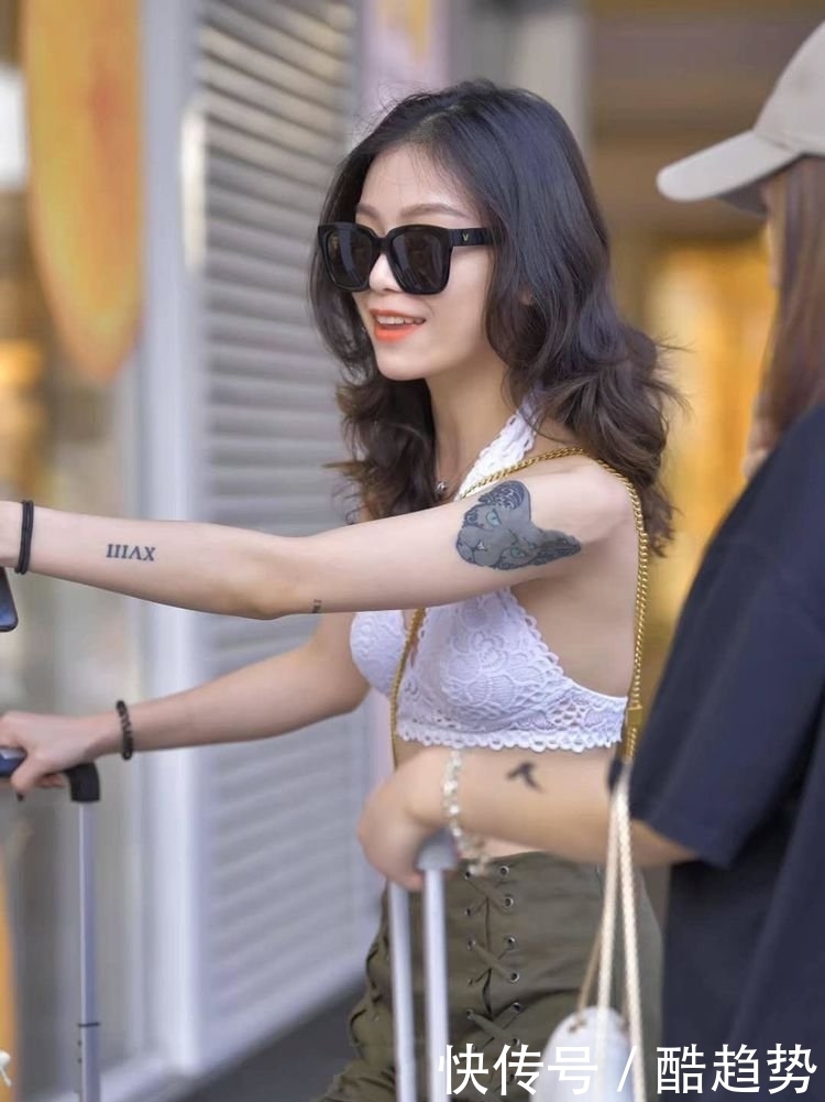 街拍:美女穿白色背心展现傲人身姿,洋溢着性