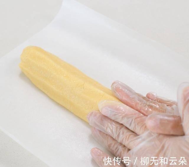 三角酥这小零食简单好做，好吃到没道理，酥到没话说，一盘不够吃！