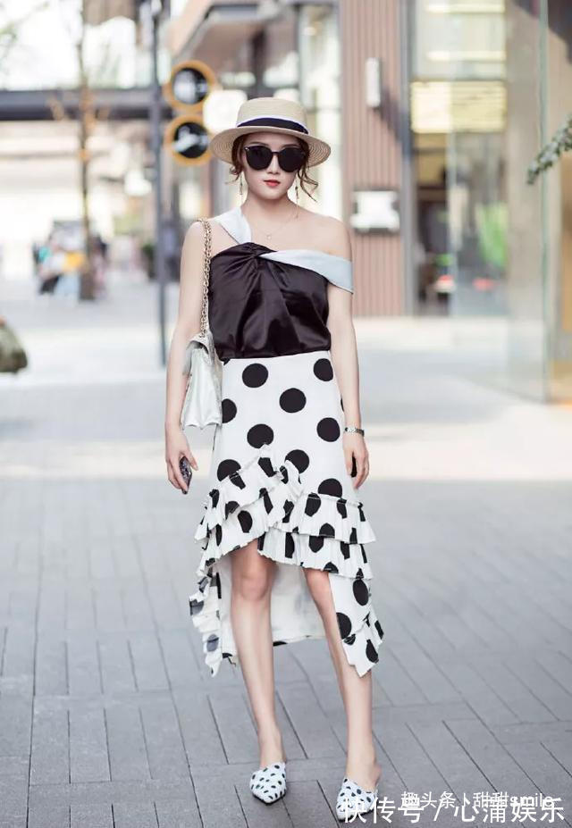 针织 美女黑色短裙搭配银白色的高跟鞋,成熟又魅力,想不出挑都很困难