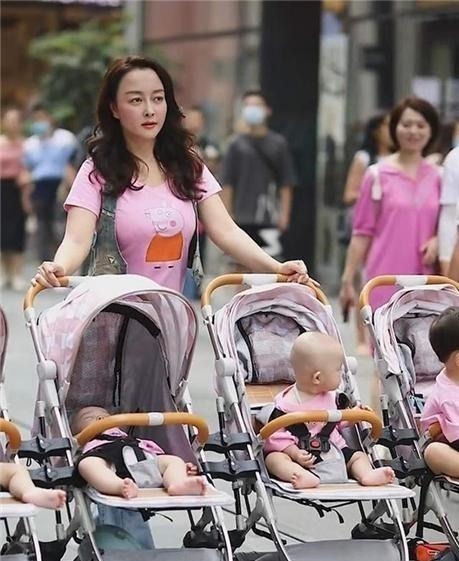 多胞胎|头胎双胞胎女儿，二胎四胞胎儿子，小两口带6个娃逛街太拉风
