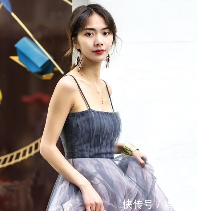 气质|街拍小姐姐颜值很高,身穿仙女裙气质非凡