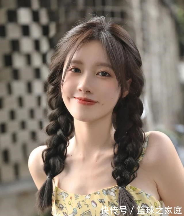 头发 别再披头散发了!这3个发型小技巧显嫩又高级!