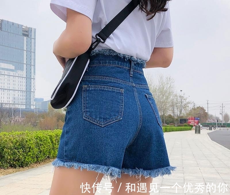 青春|老掉牙的打底裤就别穿了,学我媳妇这样穿牛仔短裤,青春又减龄