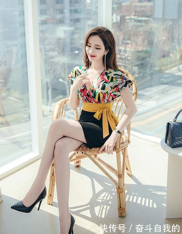 收腰 成熟性感,气质如兰的V领碎花收腰系穿搭!