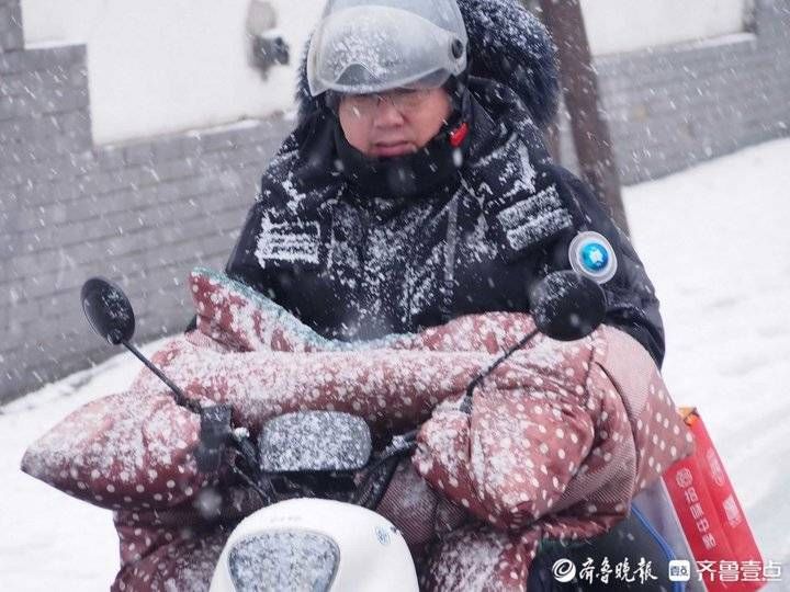 济南|济南大雪挡不住忙年人，雪中骑车小心翼翼