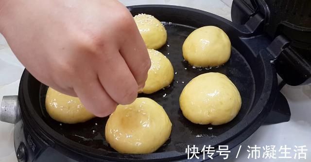 家常|面粉这样做太香了,不用烤不油炸,比吃面包还香,一次8个不够吃