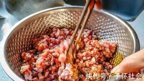 把“三样”东西加到饺子馅里，馅料光滑多汁，很好吃