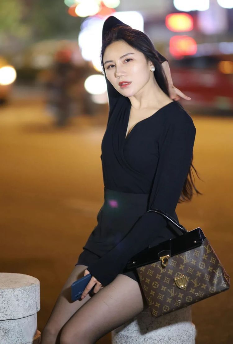 大长腿 黑色丝袜穿出季节感,搭配黑色尖头细跟鞋,连衣裙更显气质