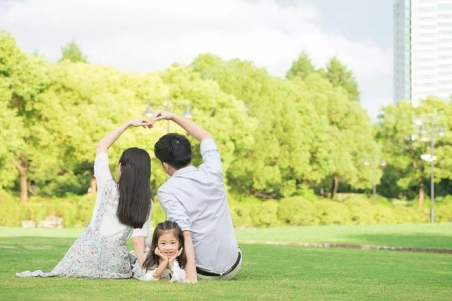 孩子|《变形记》中的16岁女巨婴：每日花销过万吃饭要人喂，如今咋样了