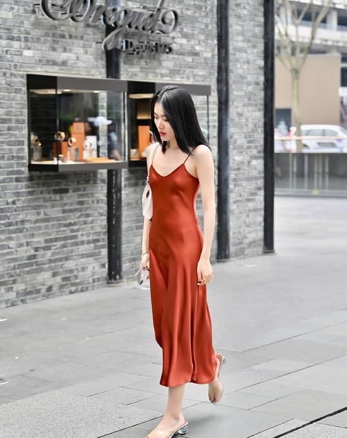 高雅|真丝裙丝滑又轻柔,走起路来格外飘逸,还能展现你高雅的气质