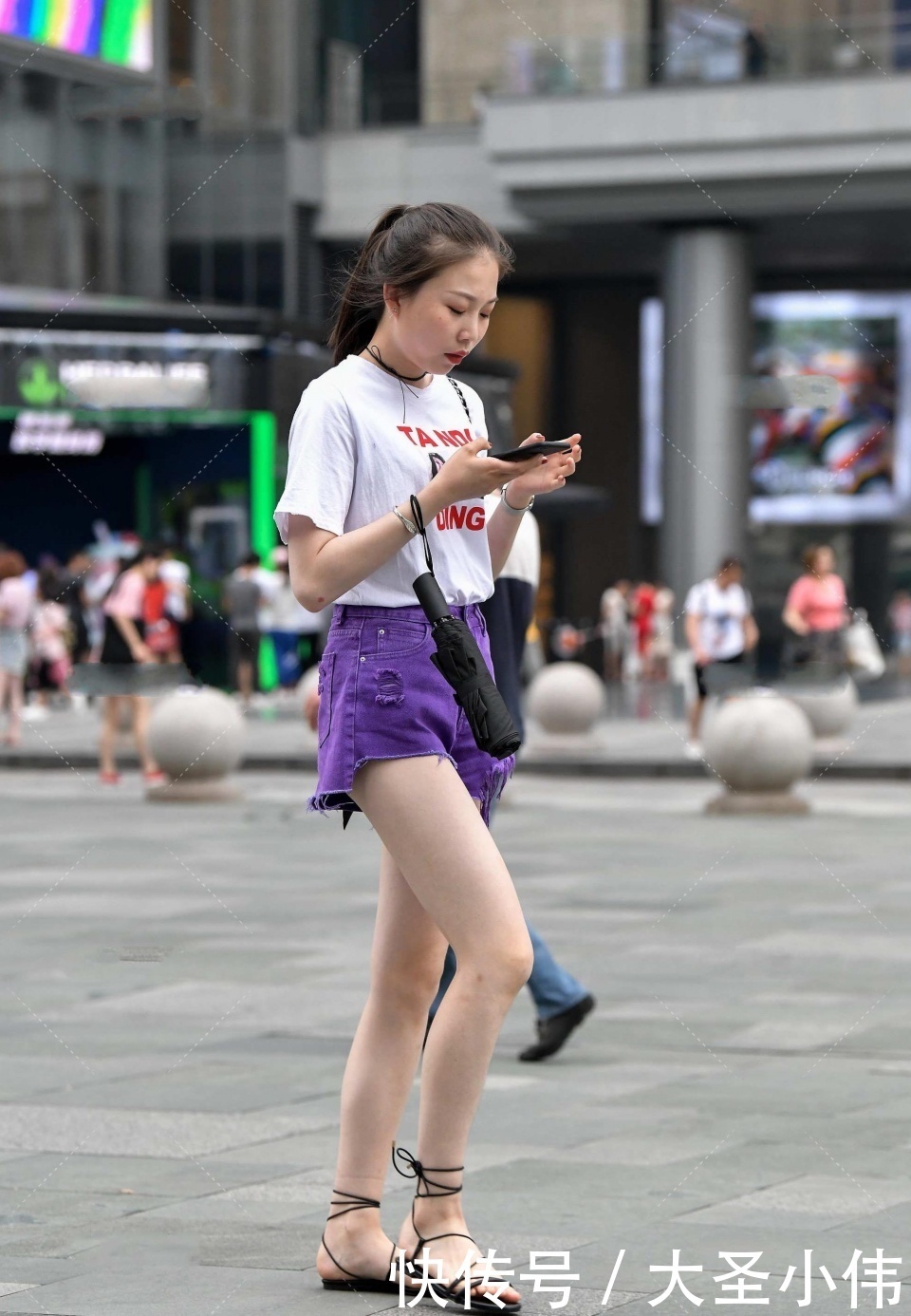 养眼|美女街拍:有的女生谈不上漂亮,但看着很养眼,好想请这位美女一起回家吃饭