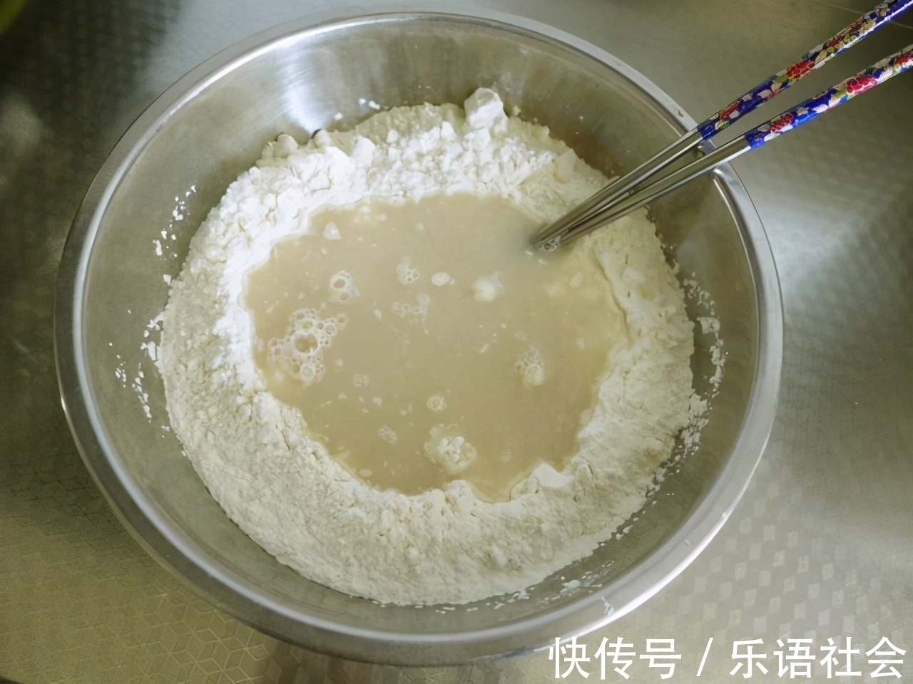 面团|面粉别蒸馒头了,手把手教你做葱香花卷,一压一卷层次多