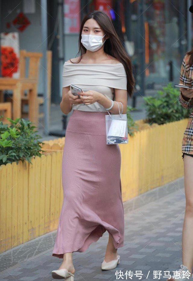 包臀裙 一字肩叠搭上衣塞进包臀裙显腿长，飘逸裙脚和高跟鞋给人贵妇气质