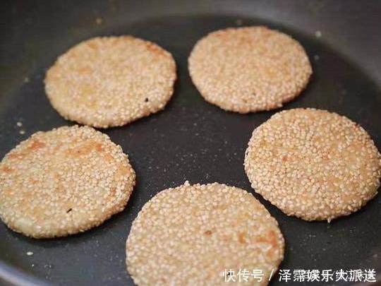简单|早餐饼新吃法,加1个苹果,不揉面不发面,简单快速香甜好吃