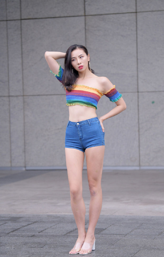 美若天仙|美若天仙的小姐姐，身穿白色的连衣裙，真是美得动人