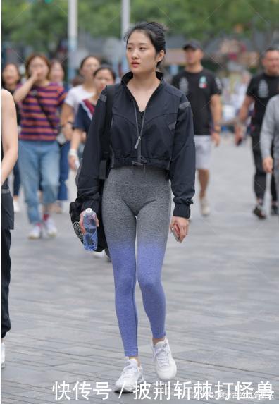 黑色长袖风衣搭配高腰瑜伽裤,修身时尚,大方得体