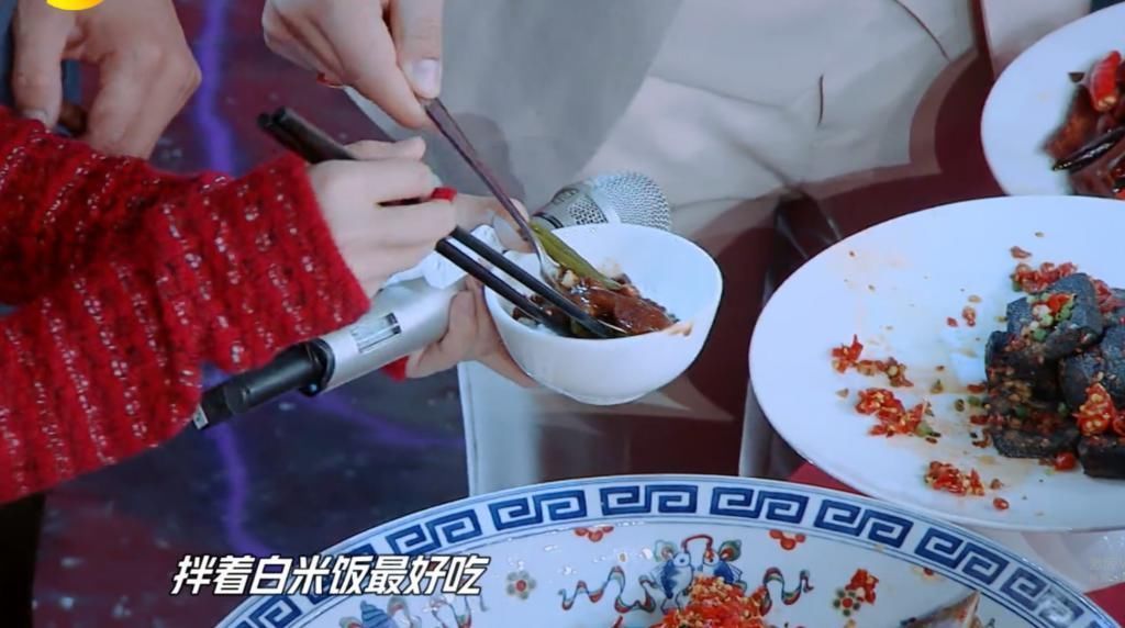 白米饭 赵丽颖用白米饭拌海参,本以为她自己吃,谁注意她一转身给了谁