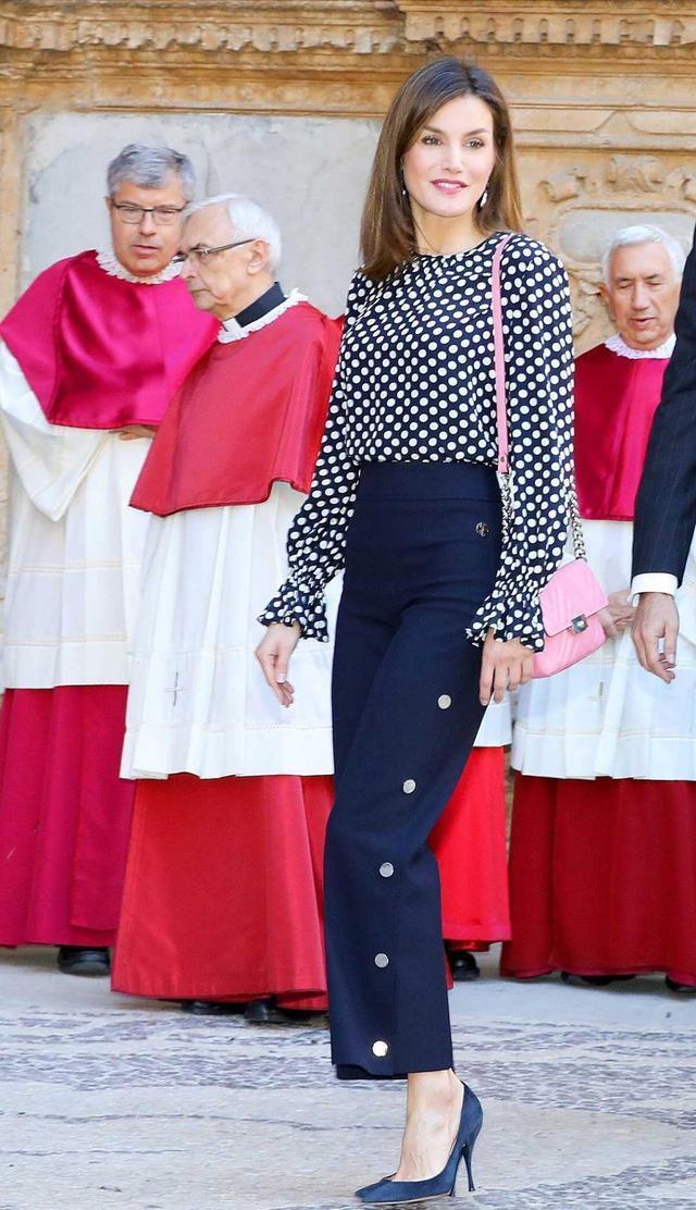 西班牙王后真会穿,波点上衣搭配阔腿裤,穿上黑色高跟鞋高级时髦