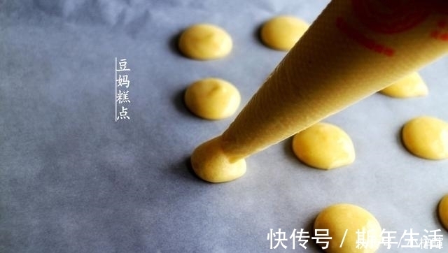 不用一滴油，教你做鸡蛋小饼干，只需3种食材，口口香又酥