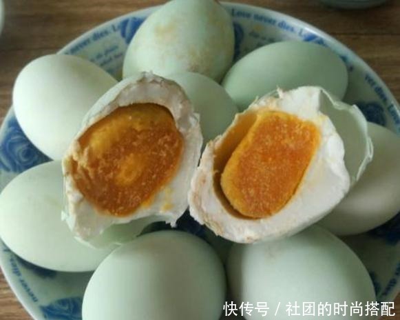 保存咸鸭蛋,不能直接放冰箱,学会这一招,放一年都没问题