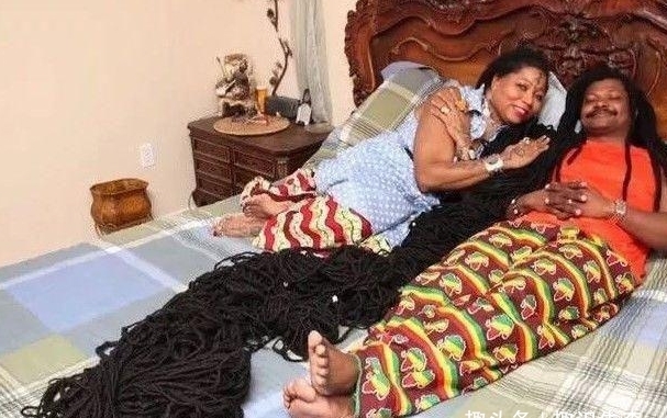 印尼|印尼一女子四十年未剪头发,长度接近2米,去医院检查后只好剪掉