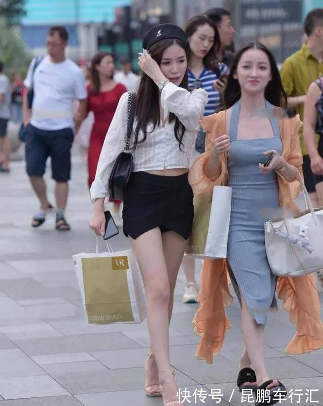 暗纹 白色暗花T恤配黑色短裙的穿搭,轻松展现优雅温柔的似水柔情