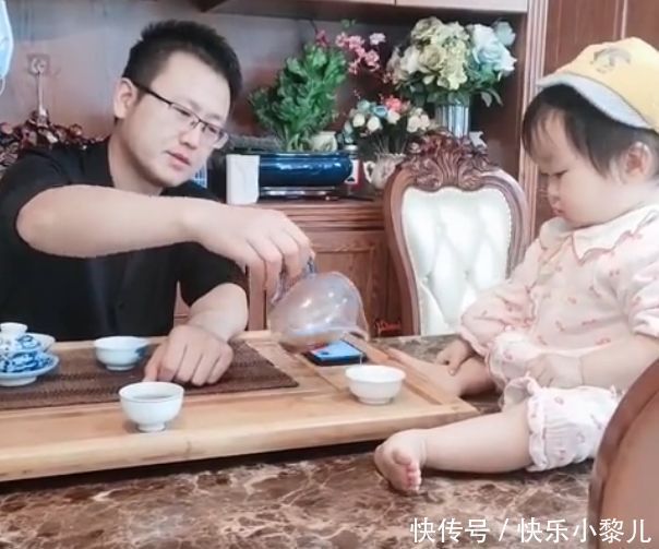 老友|萌娃喝茶喝上了头，和爸爸不停地“碰杯”火了，网友：像老友叙旧
