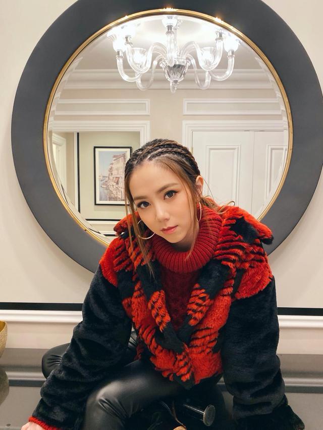 编发 发型师透漏:女生这4种发型留久了,发际线会很快上移,赶紧换了