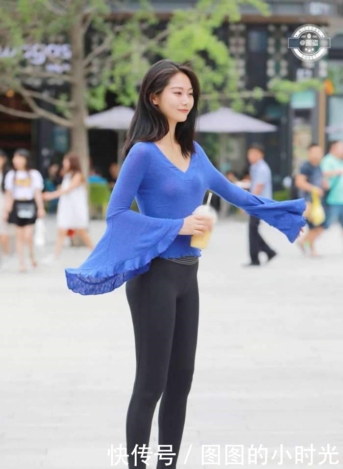 小姐姐|街拍:小姐姐穿蓝色针织T恤像翩翩飞舞的蝴蝶,搭紧身裤身材超赞