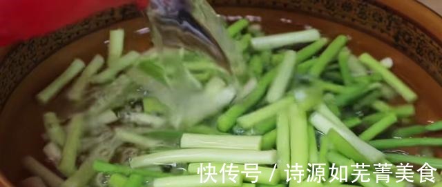脆嫩|炒蒜苔里时，切记不要直接下锅，多加2步，出锅脆嫩又入味太香了！