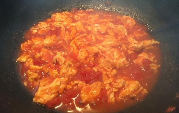 盖浇饭|西红柿炒鸡蛋,什么时候放盐很关键!用对方法,汤汁浓郁下饭香