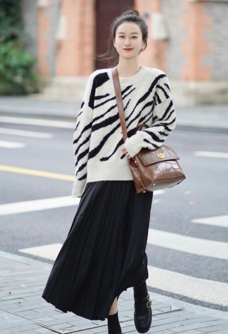 裙装|秋冬穿毛衣,尽量搭配半身裙,优雅时髦显气质,时髦百搭不出错
