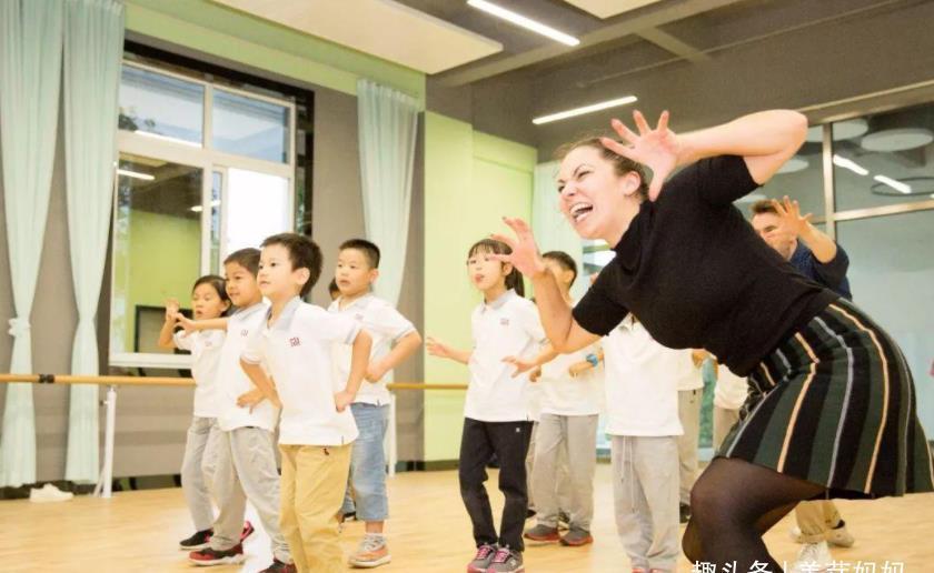 特征|长大有出息的孩子,母亲身上大多有3个特征,并不是“鼓励”