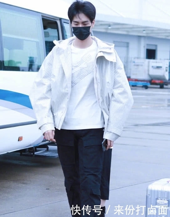 1米88的胡一天也要卷裤脚,这样穿显腿长,你