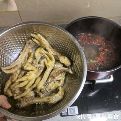 冬天吃秘制麻辣虎皮凤爪，暖身又暖心
