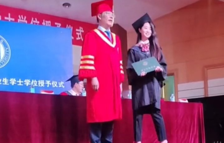 证婚人|毕业典礼上教授主动挪位让情侣大学生合影 网友：有证婚人的感觉