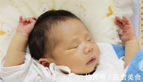小手|宝宝坚持“举手”睡觉是何原因?懂了这三点,就不会无谓担心了