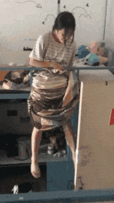 |搞笑GIF:这样翻锅菜都不会甩出来,真有两下