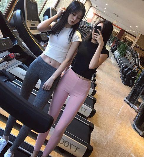 紧身衣|街拍时尚迷人的紧身打底裤美女，轻松打造你的完美曲线