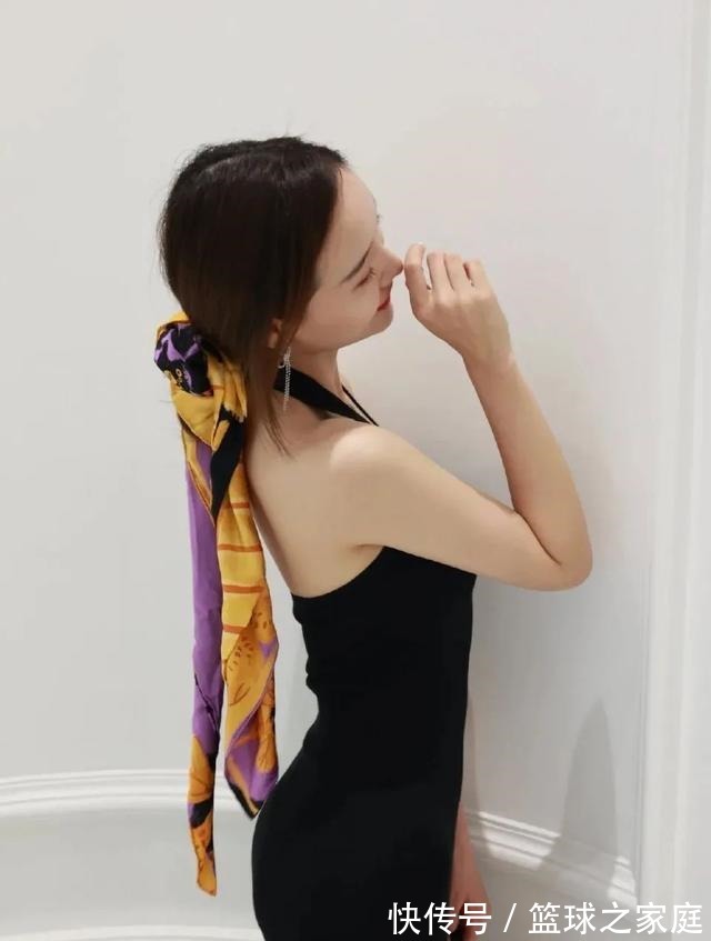 头发 别再披头散发了!这3个发型小技巧显嫩又高级!