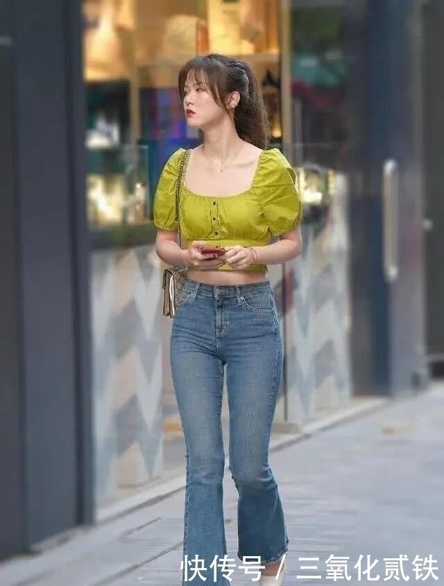 女士 女人过了40岁,跟着穿直筒牛仔裤,时髦减龄又显气质