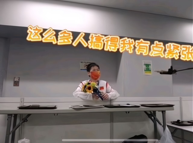 采访|默默等着小姐妹采访!全红婵边扭身子边偷瞄情况,红姐等的挺无聊