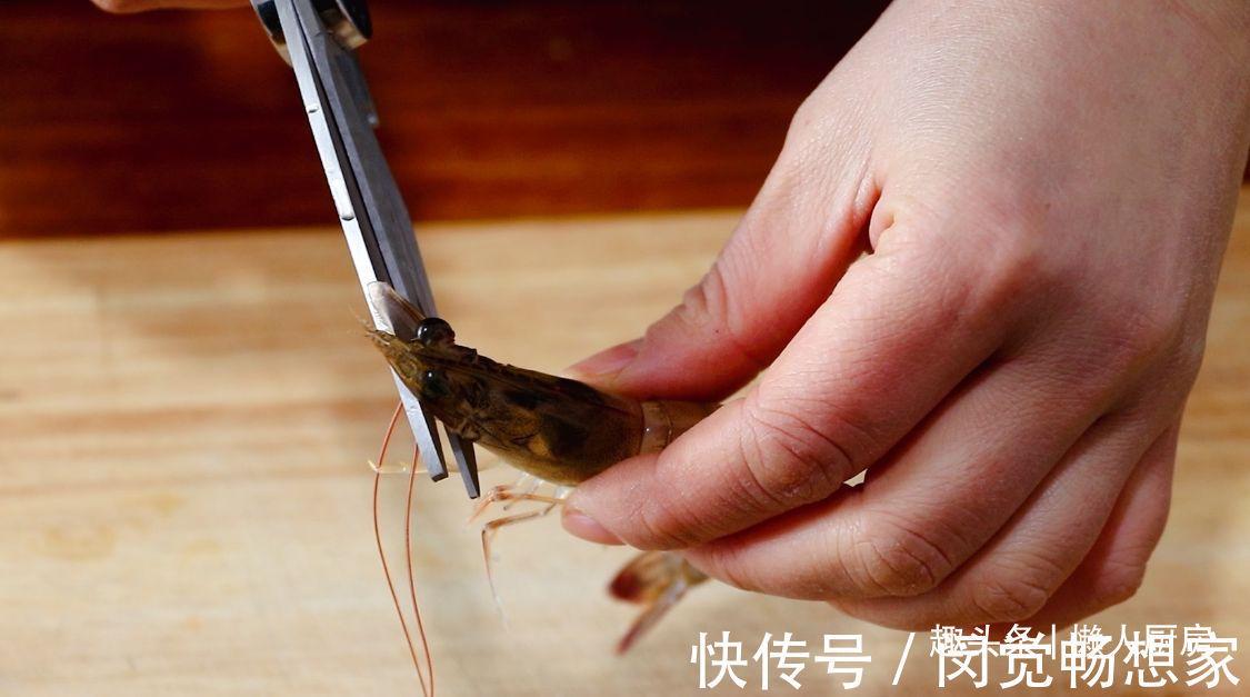 大虾不用水煮，撒点盐焖一下，比白灼虾更好吃，脆嫩Q弹