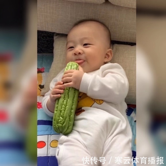 错颌畸形|为了不让宝宝吃手,爸爸想出的终极武器“苦瓜”,娃:万万没想到