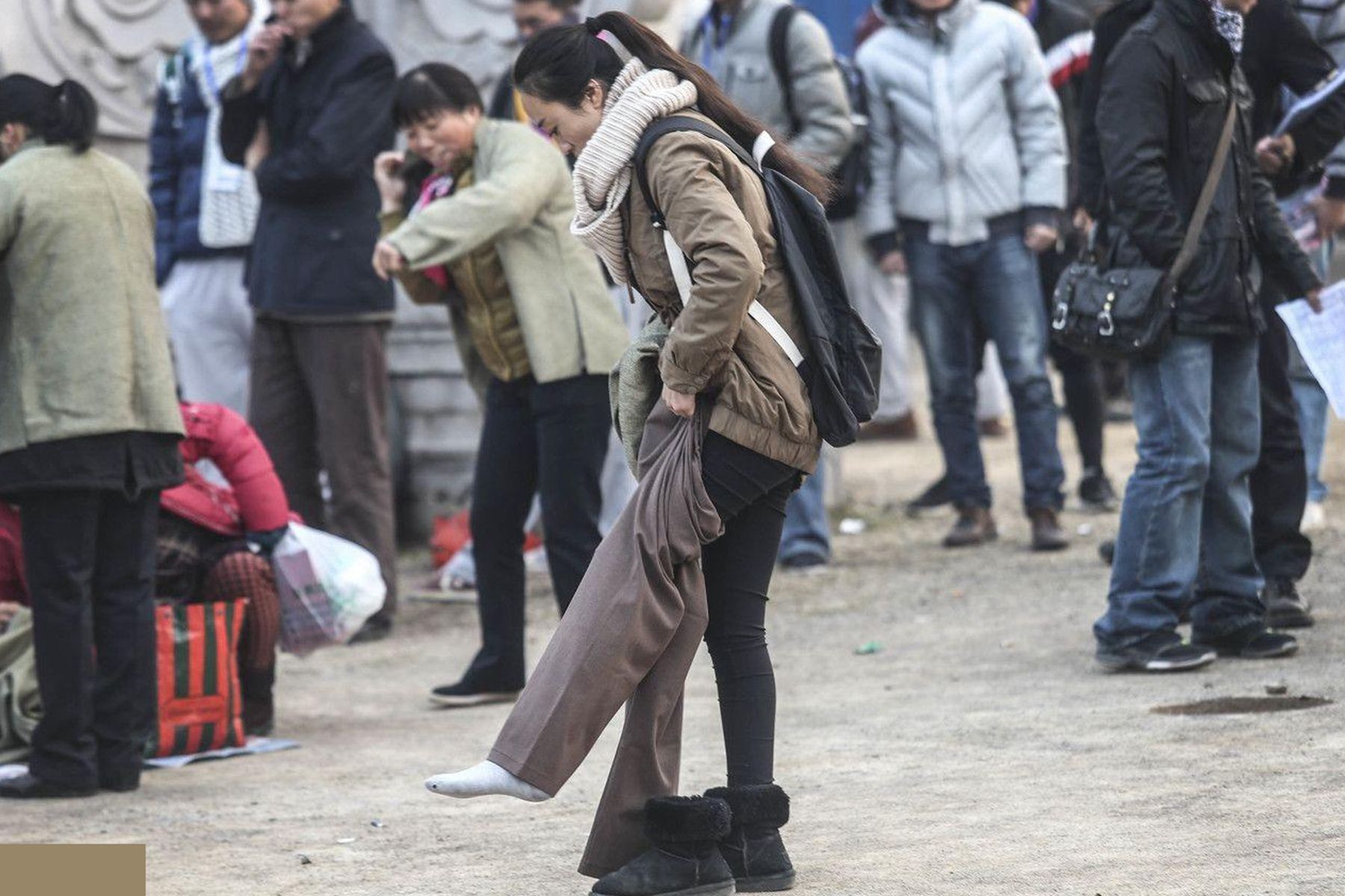 橫店20萬群演現狀：美女成群蹲地上吃盒飯，卻想著“一夜成名”