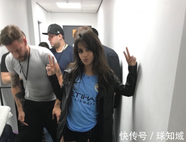 蓝月亮|别再嘲笑曼城球迷“冠军粉”了!这么多名人都是他们的死忠!