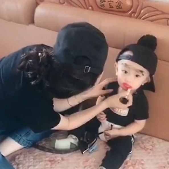 烈焰红唇|姐姐和弟弟相差20岁,相处时的画风是这样的,宝妈:生了个玩具