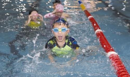 身体发育|婴幼儿游泳不是为了学游泳，但能更快学会游泳